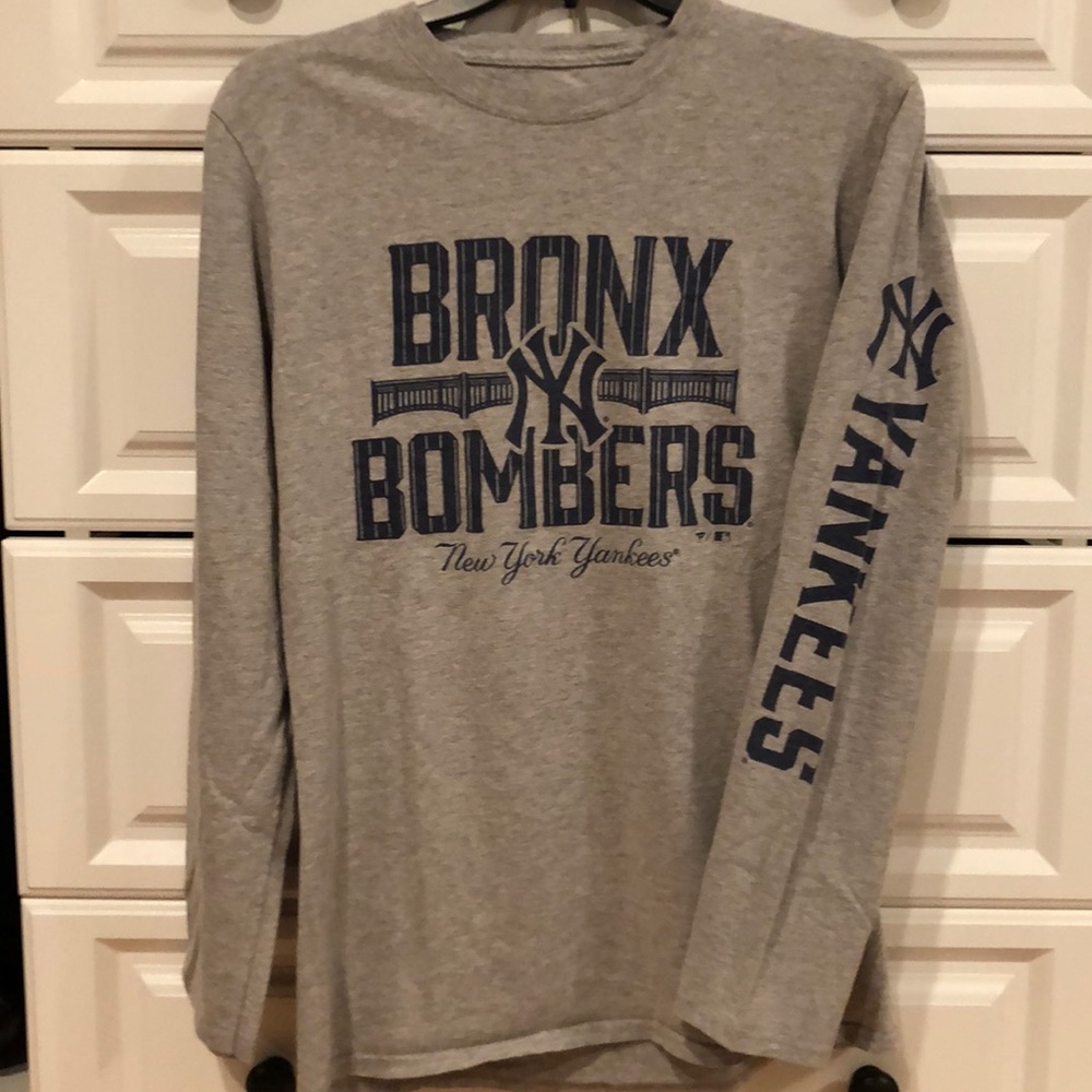 New York Yankees Men’s Long Sleeve Shirt. No stains. Perfect Condition.